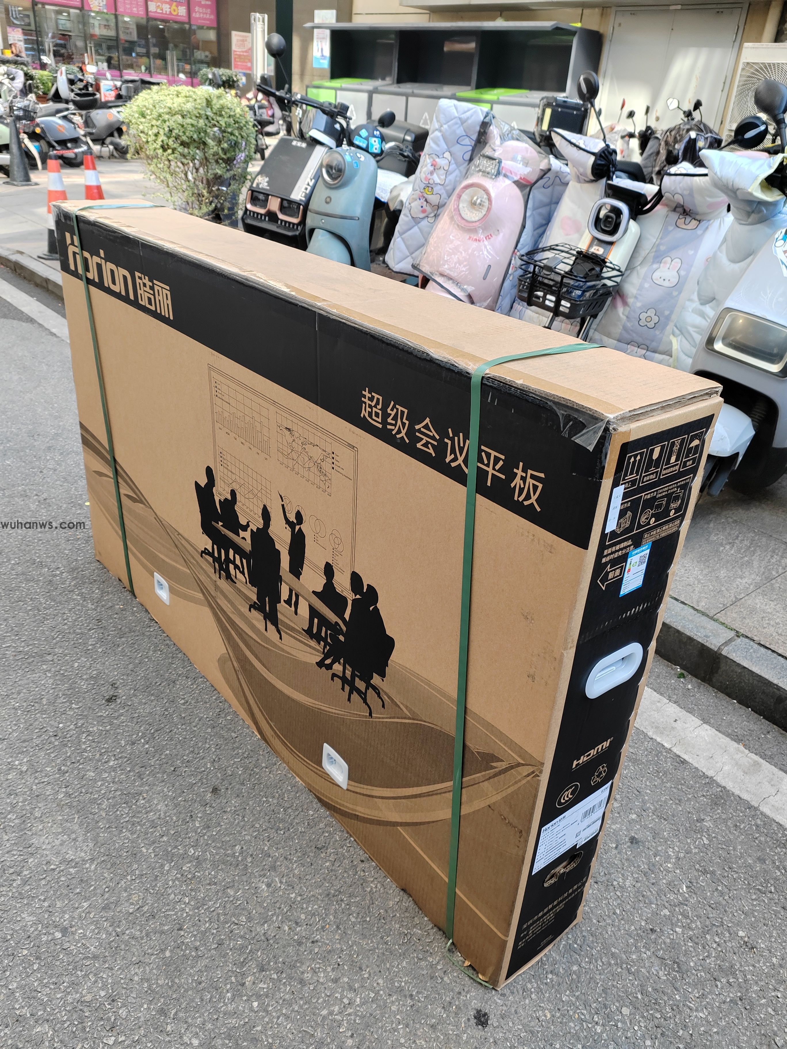 送货一台皓丽会议平板一体机